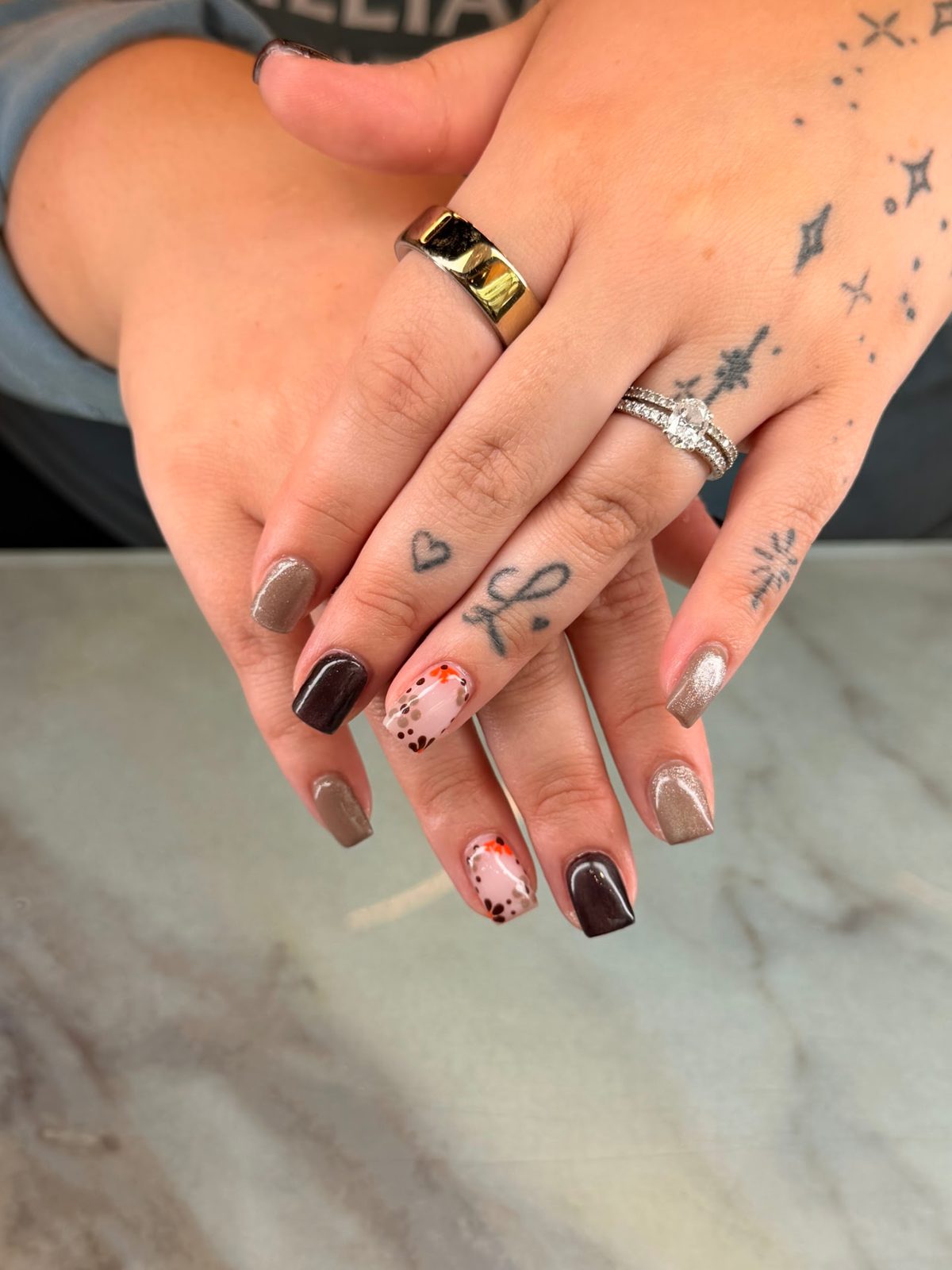 Short square nails in mocha glitter and spotted accents